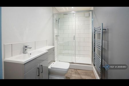 1 bedroom flat to rent - Photo 2