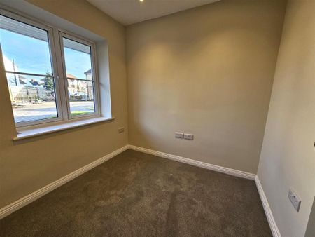 4 bedroom detached house to rent - Photo 3