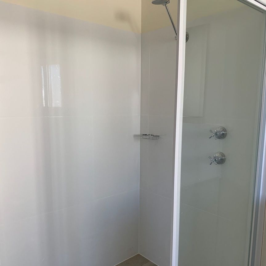 3 Bedroom - 2 Bathroom - Location close to cafes, shops - Photo 1