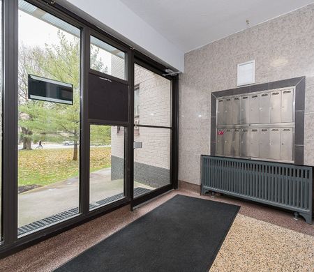 Crown Hill Place Apartments - Photo 2