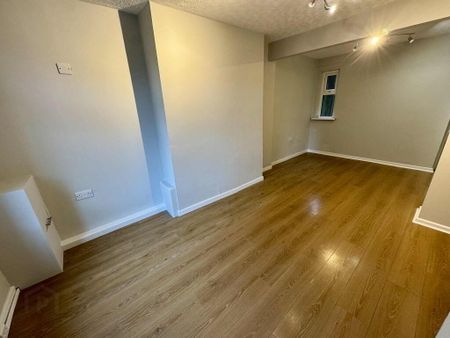 32 Lower Waterloo Road, Larne, BT40 1NP - Photo 3