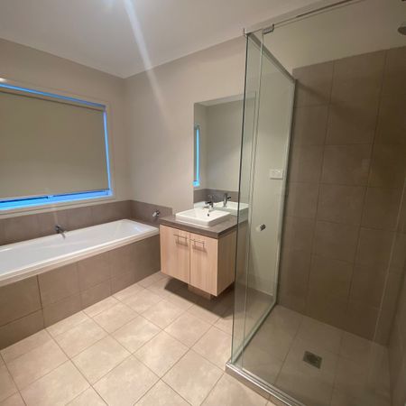 SPACIOUS 3 BEDROOM HOME - Photo 3