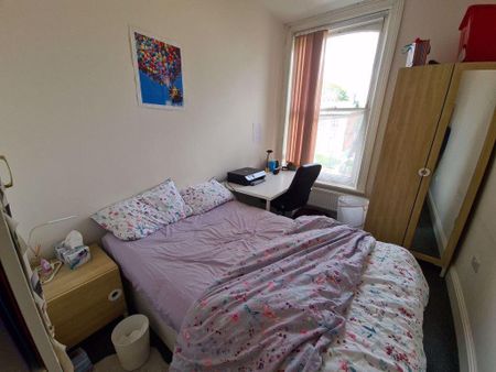 3 bedroom flat to rent - Photo 4