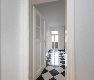 Hochwertig sanierte Altbauwohnung mit Balkon ! - Photo 1