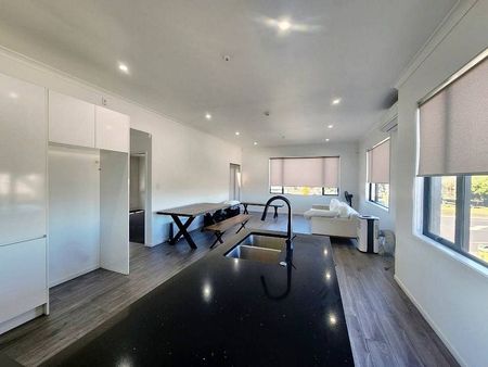 Stylish New-Build 4BR Home in Avondale - Photo 4