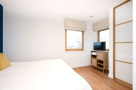 A spacious penthouse in central Putney. - Photo 4