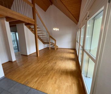 Modern 4.5-Zimmer-Maisonette-Wohnung in idyllischer Lage - Photo 1