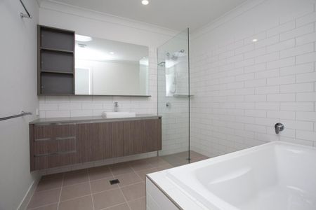 Spacious 4 Bedroom Home in Shell Cove - Photo 4