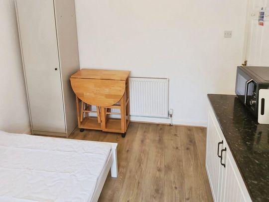 1 bedroom in a house share to rent - Photo 1