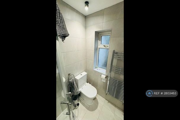 Couples room in shared house : £525 per month - Photo 1