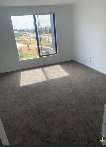 Near new townhouse! - Photo 2