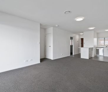 Modern 2 Bedroom 2 Bathroom Apartment - Photo 2