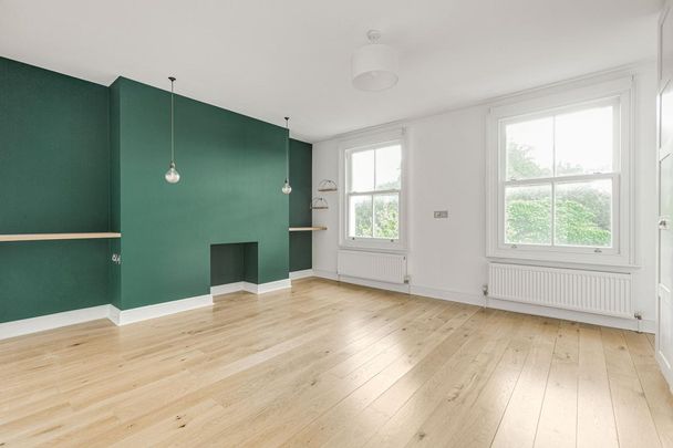 3 bedroom flat in London - Photo 1