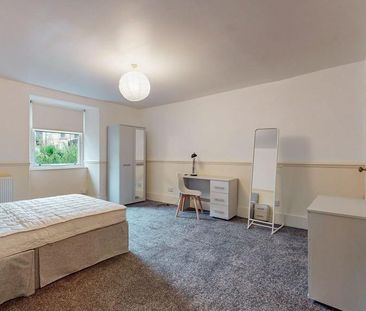 7 bedroom flat to rent - Photo 4