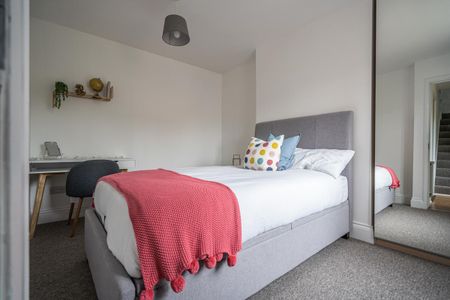 Spacious communal areas, with large drive and established garden Room 3 - Photo 2