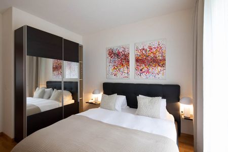Charmante, möblierte 2.5-Zimmer-Altbauwohnung mit Balkon in Zürich Wiedikon - Photo 3