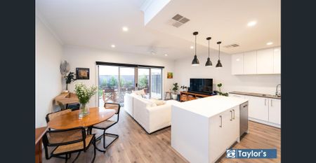 STUNNING TOWNHOUSE IN SUPERB LOCATION! - Photo 3