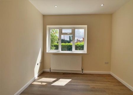 4 bedroom semi-detached house to rent - Photo 5