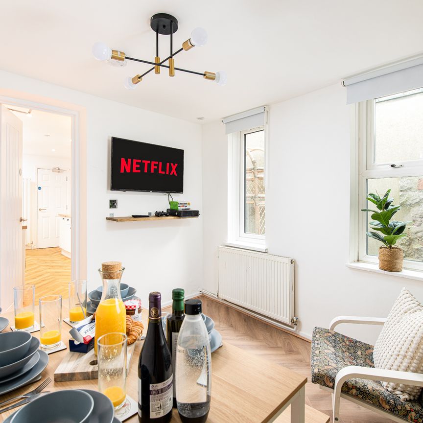 Alma Street Room 4 - Photo 1