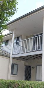 Beautiful townhouse in great location! Available now! - Photo 3