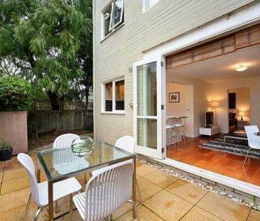 Spacious Unfurnished 1-Bedroom Apartment with Large Courtyard - Photo 3