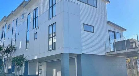 Sunny & Warm 3 bedroom 2 bathroom Townhouse - Photo 4