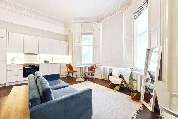 Naturally bright, spacious ground floor studio apartment in the heart of South Kensington. No parking available with this property - Photo 1