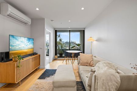 Stylish Apartment in an excellent Location! - Photo 2