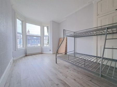 2 Grove Green Road, London E11 - Photo 3