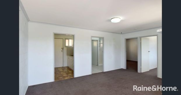 Conveniently located 2-Bedroom Unit in West Gladstone - Photo 1