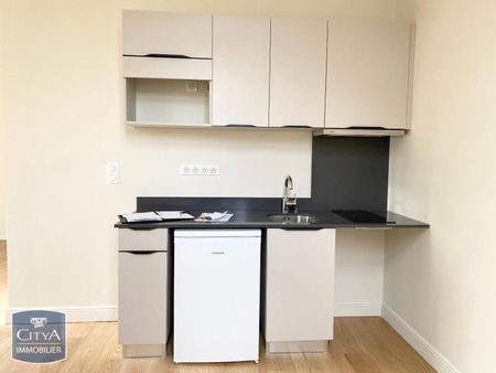 Location Appartement 1 pièce 37m² FONTENAY LE COMTE 85200 - Photo 3