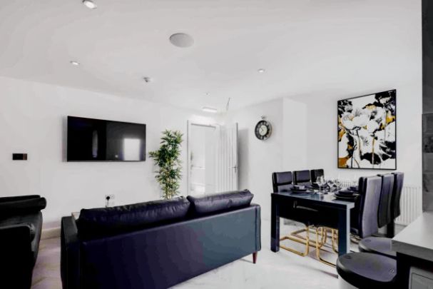 6 Beds 5 Baths - Photo 1