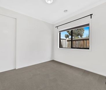 QUALITY HOME WITH FANTASTIC NEIGHBOURHOOD - Photo 5