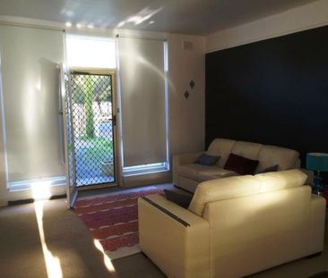 Low Maintenance 2 Bedroom Unit - Photo 2