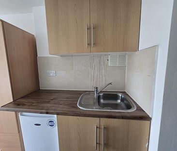 Conway Crescent, Perivale, Greenford UB6, London - Photo 4