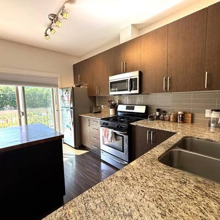 FULLY FURNISHED 3 Bed + Flex, 2.5 Bath Townhouse on Tantalus Id 304 - Photo 4