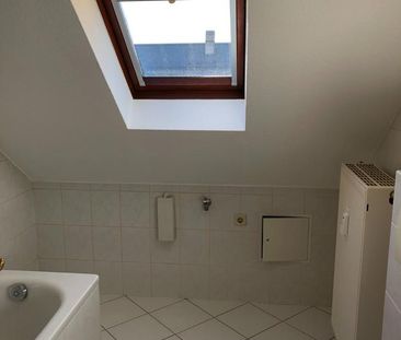 Geräumige 2-Raumwohnung mit EBK und Tageslichtbad im Dachgeschoss - Photo 1