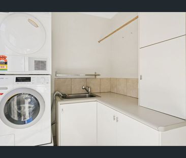 Family Living with Bonus Granny Flat in a Leafy Mount Pleasant Street - Photo 4