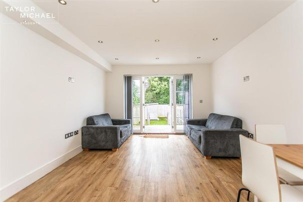 4 bedroom end of terrace house to rent - Photo 1