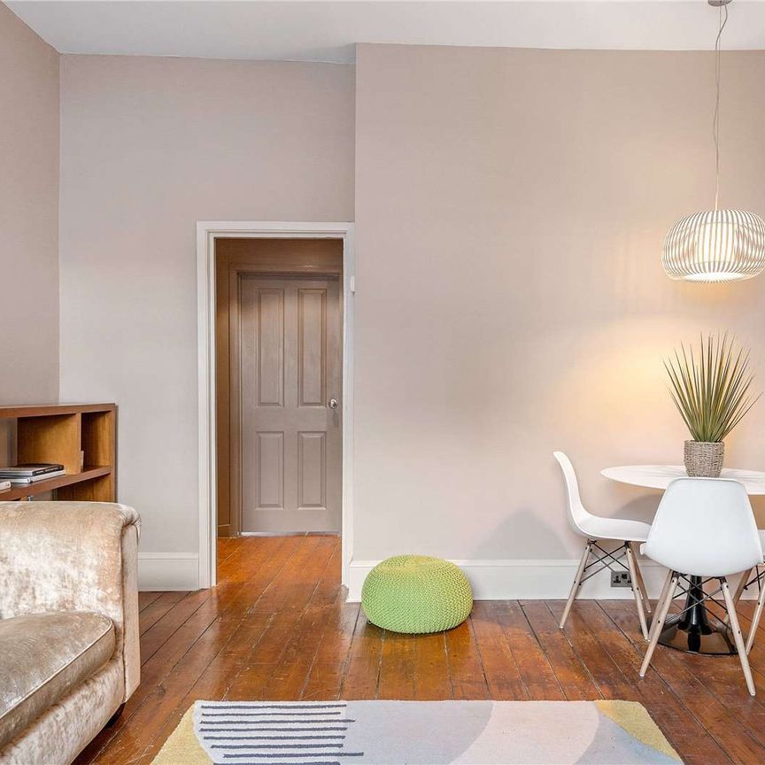 Beautifully presented, one bedroom period apartment in Barnsbury. - Photo 1