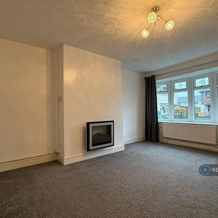 3 bedroom semi-detached house to rent - Photo 1