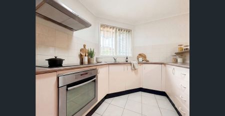 Spacious & Updated 3 Bedroom Villa - Photo 3