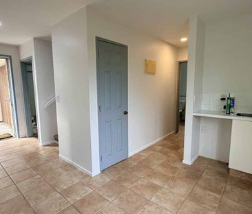 Stylish and Spacious 3-Bedroom Home in Prime Northcote Point Location - Photo 5