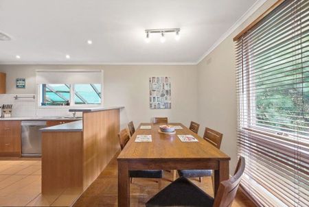 The Perfect Family Home - Space, Comfort and a Great Location - Photo 3
