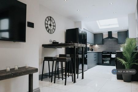 6 bedroom terraced house to rent - Photo 3