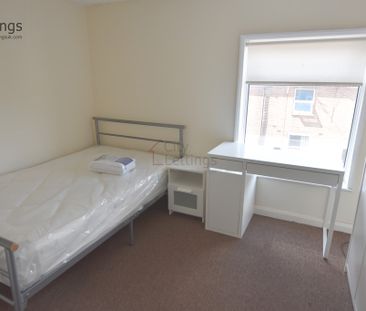 4 Bedroom Mid Terraced House - Photo 6