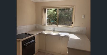 Air conditioned & Renovated 3 Bedrooms Townhouse - Photo 3