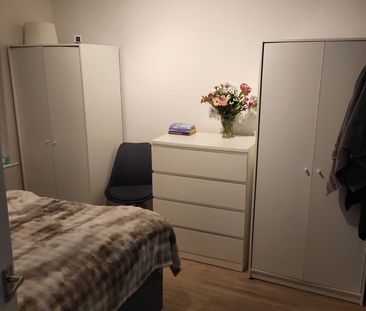 4 Bed Semi-Detached House, Bevendean Crescent, BN2 - Photo 2