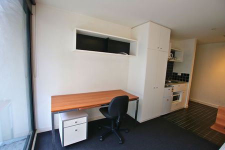 Stylish Studio Apartment- STUDENTS ONLY. - Photo 4