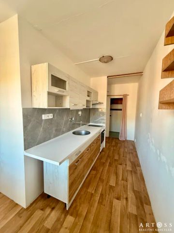 Pronájem bytu 2+1 s lodžií, ulice Luční, Ivančice, CP 59 m - Fotografie 3